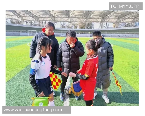 从踢瓶子到绿茵场足球明星们的童年梦想与奋斗历程