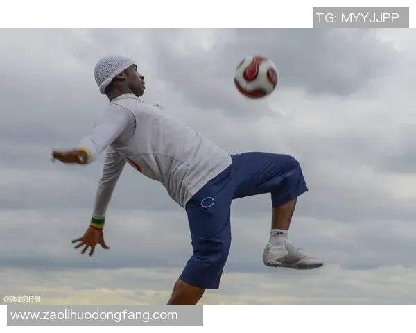 街头足球明星化妆踢球引发路人围观展现别样风采